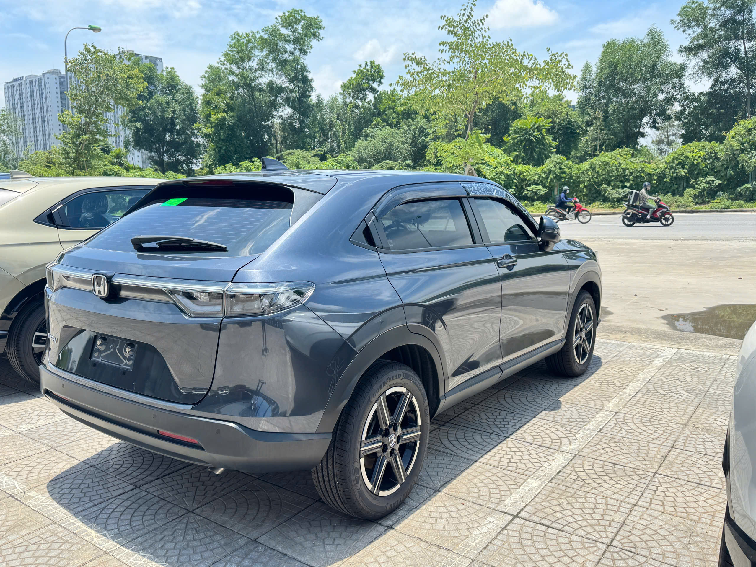 Đuôi xe HRV xám
